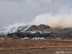 Pemadaman TPS Plosojenar Pati Terkendala Angin Kencang dan Suplai Air