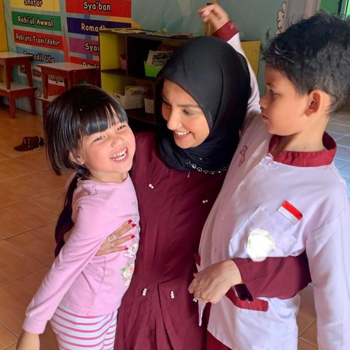 <p>Artis Tsania Marwa memiliki dua anak dari pernikahannya yang berakhir cerai dengan aktor Atalarik Syach. Kedua anaknya ini bernama Syarif Muhammad Fajri dan Aisyah Shabira. Anak pertama Tsania, Syarif sudah berusia 13 tahun. Sementara itu, Aisyah Shabira sudah berusia 11 tahun. (Foto: Instagram @tsaniamarwa54)</p>