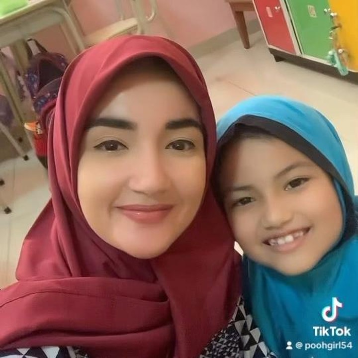 <p>Pertemuan Tsania dan sang putri Shabira ini terbilang spesial lantaran sang aktris pernah mengungkap kesulitannya bertemu anak usai bercerai. Beberapa waktu lalu, Tsania sempat menceritakan pertemuan hangatnya dengan Syarif dan Shabira di sekolah. (Foto: Instagram @tsaniamarwa54)</p>