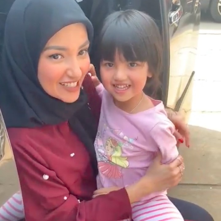 <p>Tsania&nbsp;memang jarang membagikan potret kebersamaan dengan anak-anaknya di media sosial. Perempuan bernama lengkap Tsania Marwa Tadjoedin ini biasanya hanya mengunggah foto kedua anaknya saat masih kecil di hari spesial seperti ulang tahun. Tsania selalu menuliskan doa dan harapan terbaiknya untuk Syarif dan Shabira. (Foto: Instagram @tsaniamarwa54)</p>