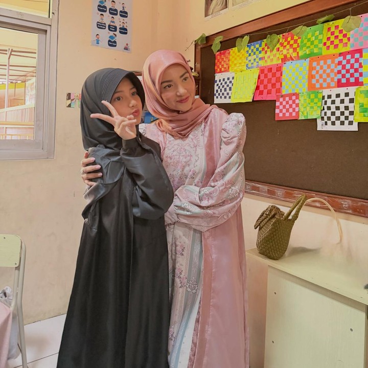 <p>Baru-baru ini, Tsania membagikan momen langka kebersamaannya dengan sang putri Shabira di akun Instagram miliknya. Perempuan 35 tahun ini menunjukkan potret terbaru Shabira yang terlihat sudah besar. (Foto: Instagram @tsaniamarwa54)</p>