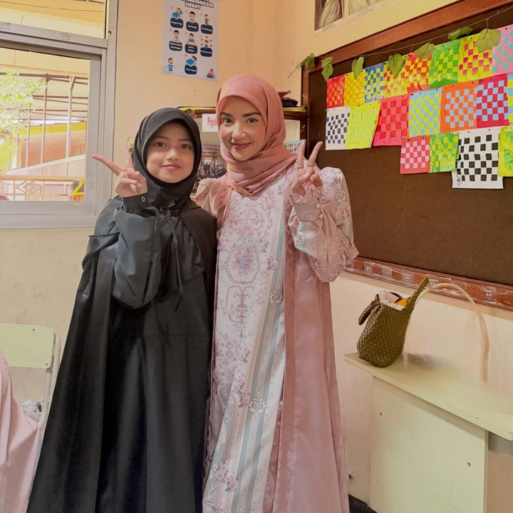 <p>Dalam potret ini, Tsania dan sang putri kompak mengenakan baju muslim dengan jilbab. Ibu dan anak ini berpose di depan kamera layaknya saudara adik dan kakak. "<em>My twin.</em> #masyaallahtabarakallah," tulis Tsania dalam caption unggahannya. (Foto: Instagram @tsaniamarwa54)</p>