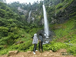 2 Jam Jalan Kaki ke Curug Cileat, Hadiahnya Air Terjun Raksasa di Tengah Hutan Subang