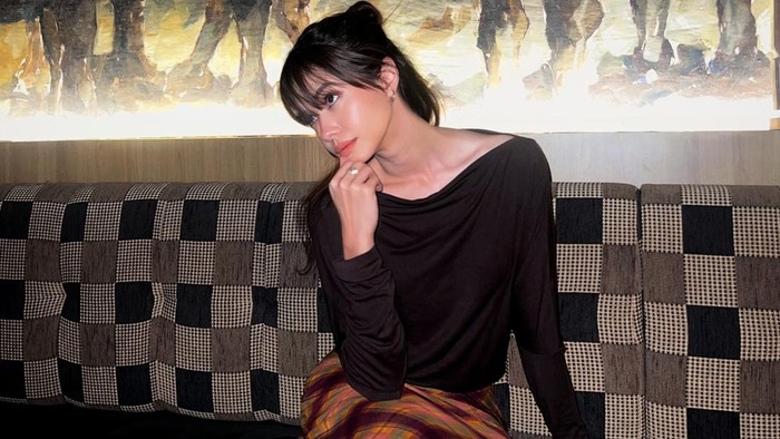 Get The Look: Tampil Chic dengan Plaid Skirt ala Yuki Kato