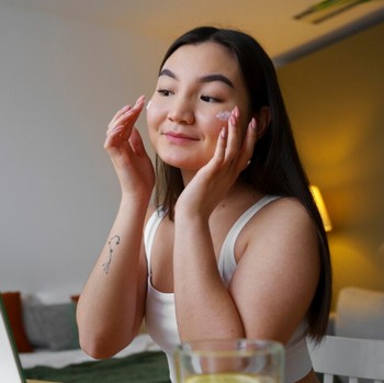 3 Ciri Kepribadian Orang yang Nggak Banyak Pakai Skincare, Kamu Termasuk?