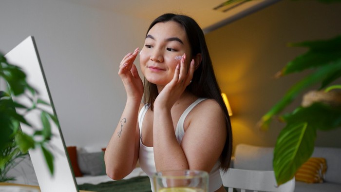 3 Ciri Kepribadian Orang yang Nggak Banyak Pakai Skincare, Kamu Termasuk?