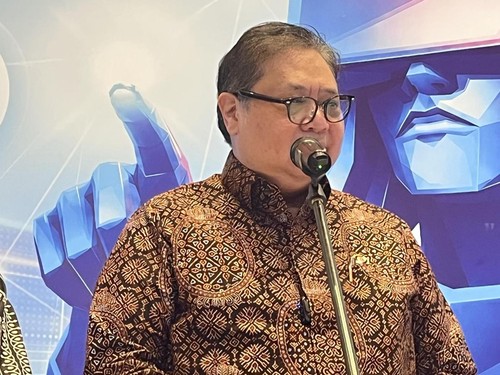 Menteri Koordinator Bidang Perekonomian Airlangga Hartarto mulai menggunakan kendaraan Pindad Maung sebagai mobil dinas operasionalnya.