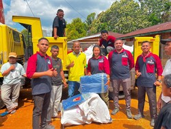 Artha Graha Peduli Salurkan Terpal-Buku ke Sekolah Darurat di Pulau Longos