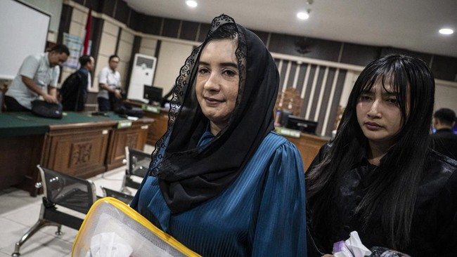 Terdakwa kasus dugaan korupsi pengadaan barang dan jasa di Pemkab Pekalongan Fadia Arafiq (kiri) berjalan keluar usai mengikuti sidang tuntutan di Pengadilan Tipikor, Semarang