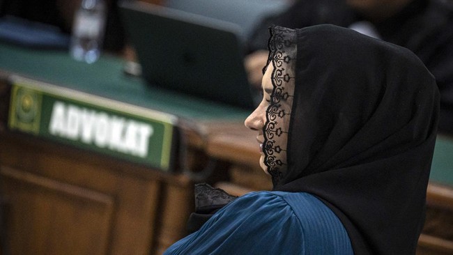 Terdakwa kasus dugaan korupsi pengadaan barang dan jasa di Pemkab Pekalongan Fadia Arafiq mengikuti sidang tuntutan di Pengadilan Tipikor, Semarang