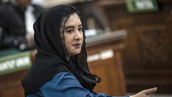 Terdakwa kasus dugaan korupsi pengadaan barang dan jasa di Pemkab Pekalongan Fadia Arafiq mengikuti sidang tuntutan di Pengadilan Tipikor, Semarang.