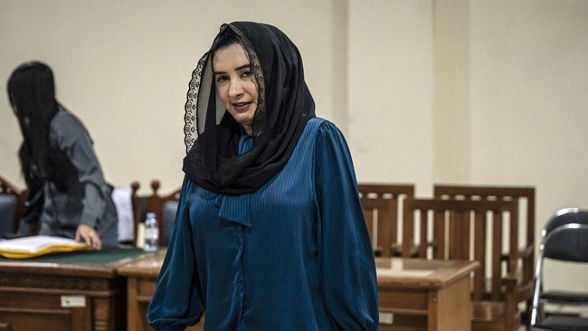 Terdakwa kasus dugaan korupsi pengadaan barang dan jasa di Pemkab Pekalongan Fadia Arafiq mengikuti sidang tuntutan di Pengadilan Tipikor  Semarang