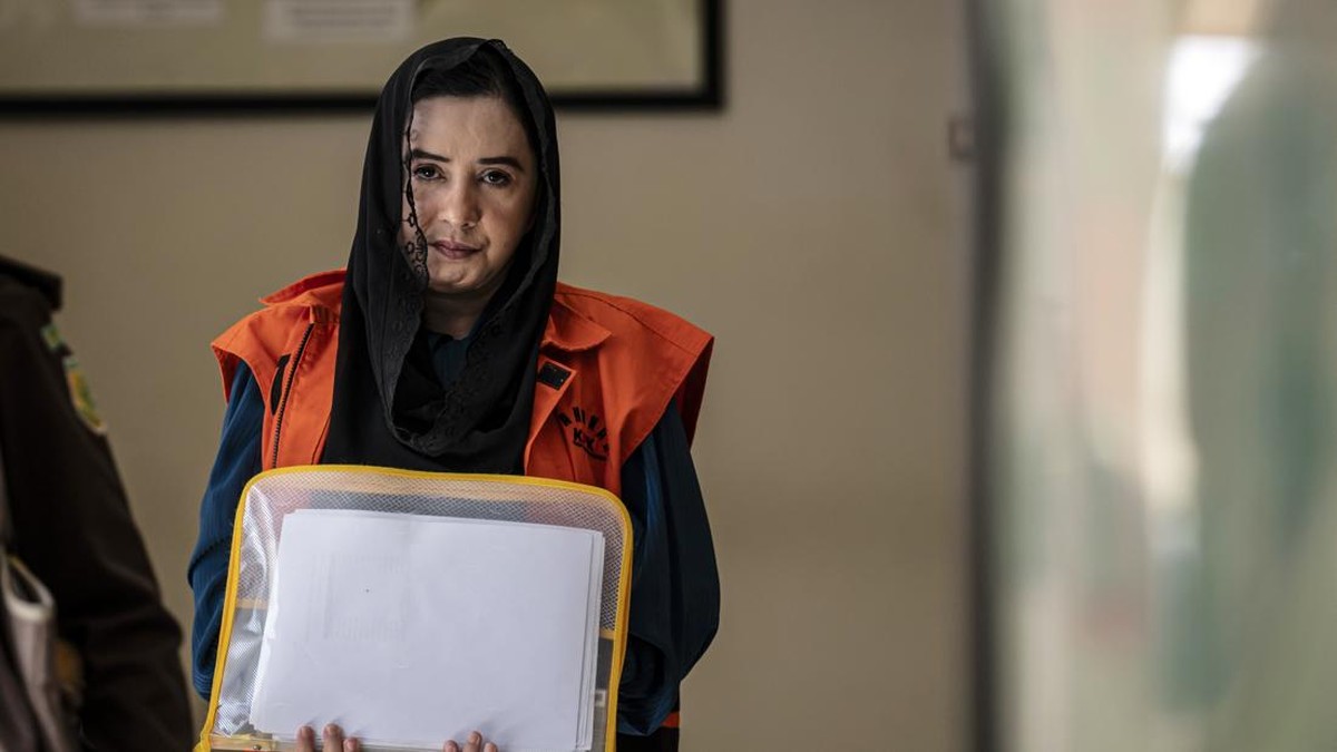 Terdakwa kasus dugaan korupsi pengadaan barang dan jasa di Pemkab Pekalongan Fadia Arafiq mengikuti sidang tuntutan di Pengadilan Tipikor Semarang.