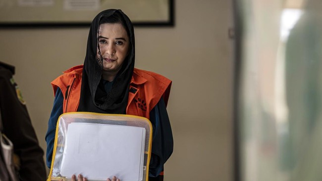 Terdakwa kasus dugaan korupsi pengadaan barang dan jasa di Pemkab Pekalongan Fadia Arafiq mengikuti sidang tuntutan di Pengadilan Tipikor Semarang.