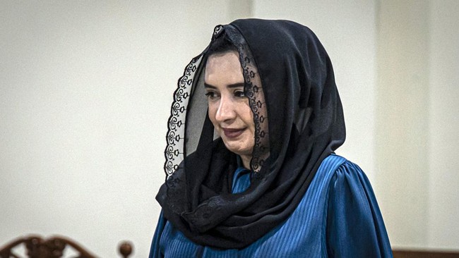 Terdakwa kasus dugaan korupsi pengadaan barang dan jasa di Pemkab Pekalongan Fadia Arafiq mengikuti sidang tuntutan di Pengadilan Tipikor, Semarang