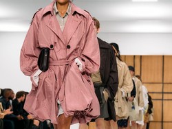 Daniel Lee Gandeng Desainer Tekstil Legendaris Celia Birtwell di Burberry SS 2027