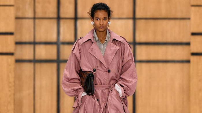 4 Hal Menarik dari Koleksi Burberry Summer 2027, Banyak Motif Playful yang Unik!
