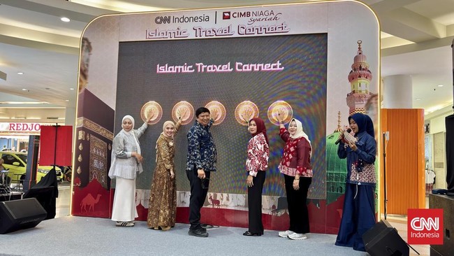 CNN Indonesia - CIMB Niaga Syariah Islamic Travel Connect di Surabaya resmi dibuka, Kamis (24/9) di Atrium Utama Royal Plaza, Surabaya, Jawa Timur. (CNNIndonesia/Farid Rahman).