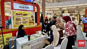 CNN Indonesia - CIMB Niaga Syariah Islamic Travel Connect di Surabaya resmi dibuka, Kamis (24/9) di Atrium Utama Royal Plaza, Surabaya, Jawa Timur. (CNNIndonesia/Farid Rahman).