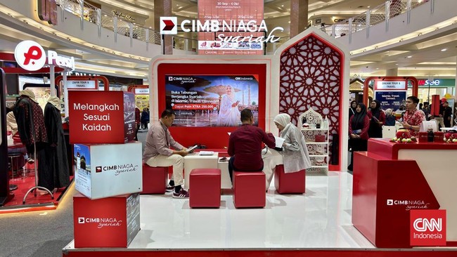 CNN Indonesia - CIMB Niaga Syariah Islamic Travel Connect di Surabaya resmi dibuka, Kamis (24/9) di Atrium Utama Royal Plaza, Surabaya, Jawa Timur. (CNNIndonesia/Farid Rahman).