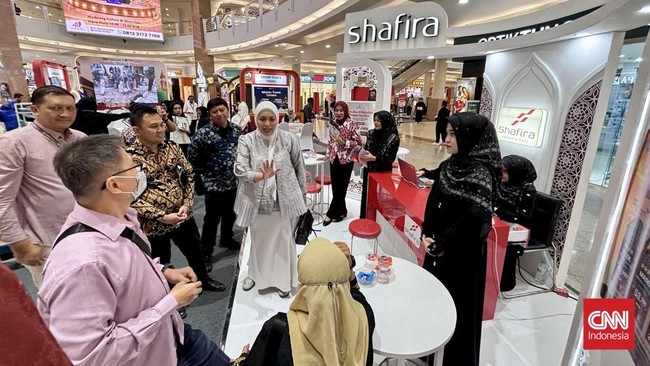 CNN Indonesia - CIMB Niaga Syariah Islamic Travel Connect di Surabaya resmi dibuka, Kamis (24/9) di Atrium Utama Royal Plaza, Surabaya, Jawa Timur. (CNNIndonesia/Farid Rahman).
