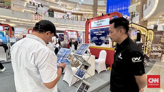 CNN Indonesia - CIMB Niaga Syariah Islamic Travel Connect di Surabaya resmi dibuka, Kamis (24/9) di Atrium Utama Royal Plaza, Surabaya, Jawa Timur. (CNNIndonesia/Farid Rahman).