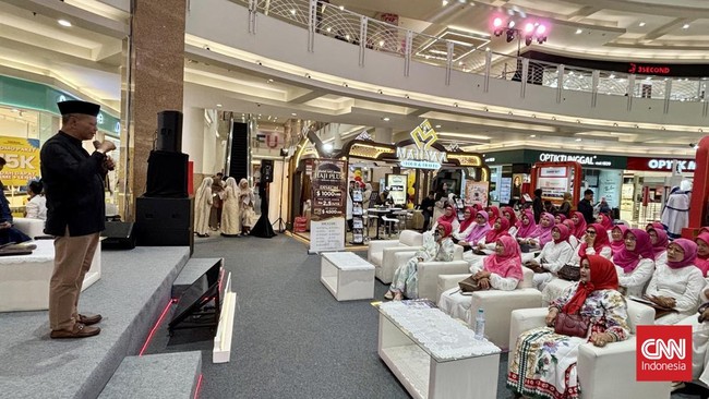 CNN Indonesia - CIMB Niaga Syariah Islamic Travel Connect di Surabaya resmi dibuka, Kamis (24/9) di Atrium Utama Royal Plaza, Surabaya, Jawa Timur. (CNNIndonesia/Farid Rahman).