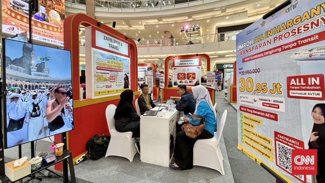 CNN Indonesia - CIMB Niaga Syariah Islamic Travel Connect di Surabaya resmi dibuka, Kamis (24/9) di Atrium Utama Royal Plaza, Surabaya, Jawa Timur. (CNNIndonesia/Farid Rahman).