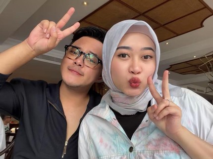 Potret Danang DA Ajak Istri Wujudkan Keinginan Makan Pho di Vietnam