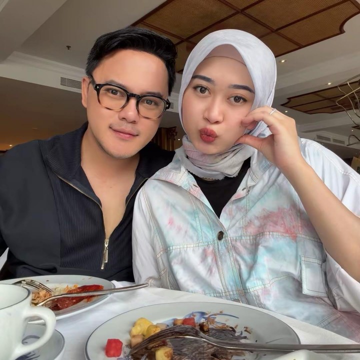 <p>Tak disangka ternyata Danang benar-benar langsung membawa sang istri terbang ke Vietnam, Bunda. &ldquo;Tiba-tiba terbang ke Danang, Vietnam sama suami yang namanya Danang,&rdquo; tulis Nura.&nbsp;(Foto: Instagram @hemasnura)</p>