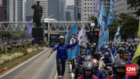Massa buruh menggelar aksi unjuk rasa di kawasan Bundaran Hotel Indonesia (HI), Jakarta Pusat, Kamis (24/9/2026). (CNN Indonesia/Adi ibrahim)
