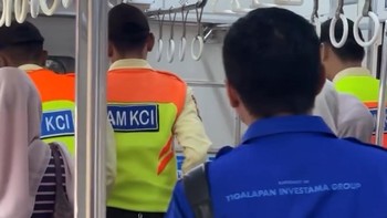 Detik-detik Seorang Wanita Melahirkan di KRL