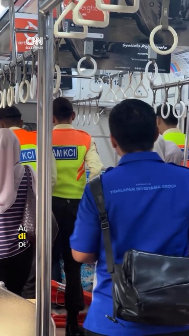 Detik-detik Seorang Wanita Melahirkan di KRL