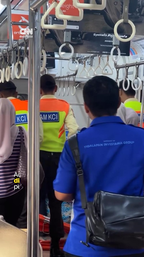 Detik-detik Seorang Wanita Melahirkan di KRL