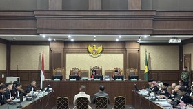 Jaksa Penuntut Umum pada Komisi Pemberantasan Korupsi (JPU KPK) mengonfirmasi barang bukti berupa uang dalam pecahan riyal Arab Saudi dan dolar Amerika Serikat kepada Direktur Jenderal Penyelenggaraan Haji dan Umrah (PHU) Kementerian Agama, Hilman La