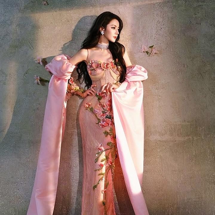 <p>Menurut rumah mode ini, Dilraba menganakan gaun dengan rancangan khusus untuk setiap elemen dan hiasannya. "Aktris global Dilraba Dilmurat [ @dilrabaxx63 ] mengenakan gaun rancangan khusus MAQUINN, yang terinspirasi oleh &lsquo;Art of Her&rsquo; dari rumah mode tersebut, sebagai pemakai pertama gaun tersebut di seluruh dunia untuk acara temu penggemarnya di Beijing," demikian isi <em>caption</em> unggahan. HaiBunda sudah mendapatkan izin untuk mengutip postingan ini. (Foto: Instagram @maquinnofficial)</p>