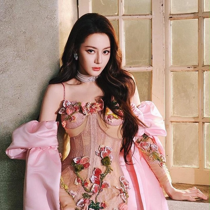 <p>Unggahan ini banyak menuai komentar dari netizen. Beberapa di antaranya memuji fashion sang aktris saat mengenakan gaun rancangan desainer Indonesia. "Woaaaaaah Goddess Dilraba, ternyata <em>custom</em> dari <em>brand</em> Lokal Indo ya?! Cantik sekali baik Gaunnya dan juga orang yang memakainya," tulis akun @de***. "Wow. <em>custom</em> for dilireba <em>perfect match</em>," ungkap @fr***. "Gaun yang cantik," kata akun @or***. (Foto: Instagram @maquinnofficial)</p>