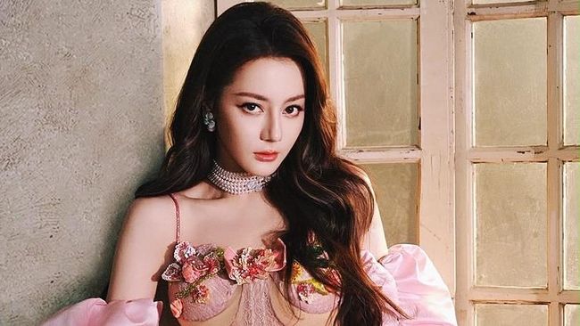 Potret Memesona Artis China Dilraba Dilmurat Kenakan Gaun Rancangan Desainer Indonesia