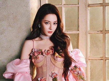 Potret Memesona Artis China Dilraba Dilmurat Kenakan Gaun Rancangan Desainer Indonesia