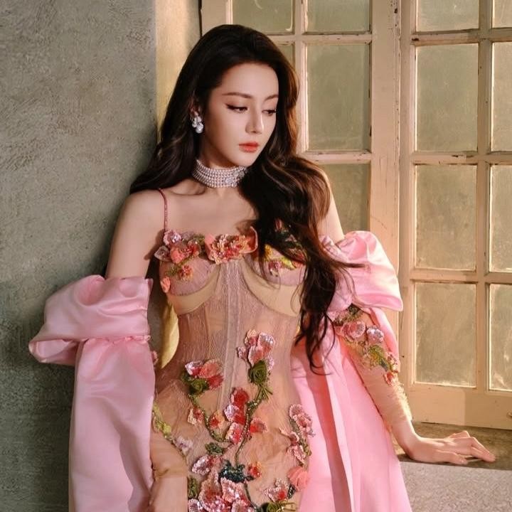 <p>Dilraba memakai gaun ini untuk acara <em>fan meeting</em> bertajuk <em>Spicy Carniva</em>, yang diselenggarakan di Beijing belum lama ini, Bunda. Acara ini menjadi spesial karena digelar setelah tujuh tahun penantian para penggemar. (Foto: Instagram @maquinnofficial)</p>