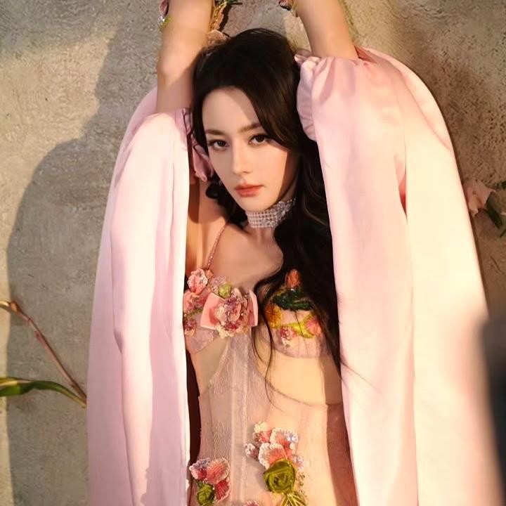 <p>Artis cantik asal China Dilraba Dilmurat kembali mencuri perhatian publik karena gaya <em>fashion</em>-nya. Baru-baru ini, Dilraba tampil mengenakan gaun rancangan desainer Indonesia dari rumah mode mewah MAQUINN (Maquinn Couture). (Foto: Instagram @maquinnofficial)</p>