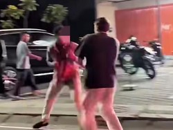 Dua Kelompok WNA Baku Hantam di Jalan Pantai Berawa