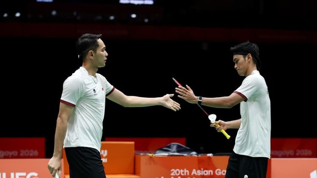 Fajar Alfian/Muhammad Shohibul Fikri saat berlaga di semifinal beregu putra Asian Games 2026. (Arsip PBSI)
