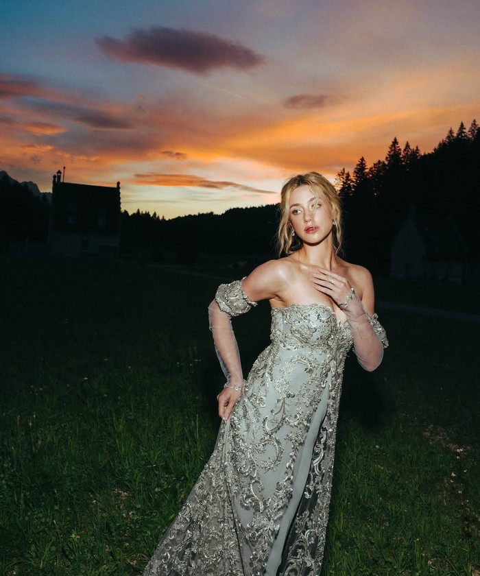 Gaya Lili Reinhart terinspirasi film Ever After: A Cinderella Story