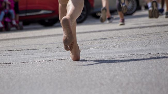 Kisah Bunda Ikut Lomba Lari 3 Km Tanpa Alas Kaki demi Pelengkapan Sekolah