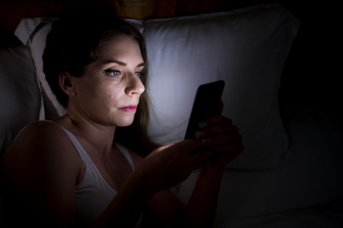 cara mengenali orang ber-IQ tinggi dilihat dari caranya berkirim pesan ke orang adalah menghindari kebiasaan curhat atau oversharing di malam hari
