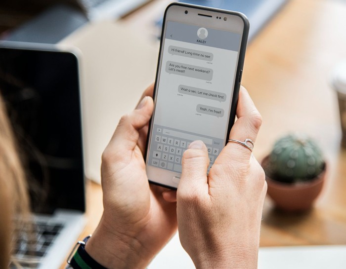 cara mengenali orang ber-IQ tinggi dilihat dari caranya berkirim pesan ke orang adalah menghindari spam chat