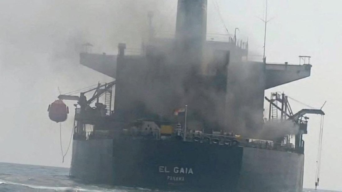 Bom! Rudal Serang Kapal Baru di Selat Hormuz