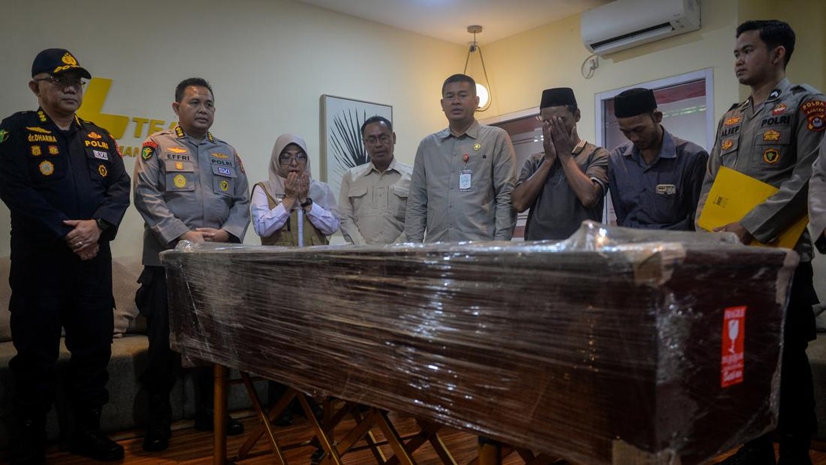 Polisi dan petugas membawa peti jenazah anak buah kapal (ABK) Arupadhatu 1, Surakman di Terminal Kargo Bandara Soekarno-Hatta, Kota Tangerang, Banten,