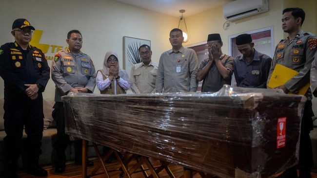 Polisi dan petugas membawa peti jenazah anak buah kapal (ABK) Arupadhatu 1, Surakman di Terminal Kargo Bandara Soekarno-Hatta, Kota Tangerang, Banten,